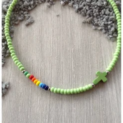 Bunte Kinderkette' mit einem Howlithkreuz und Rocailles in Regenbogenfarben