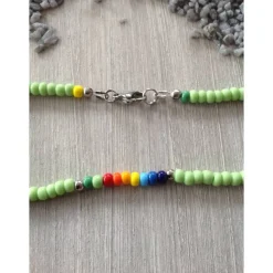 Bunte Kinderkette' mit einem Howlithkreuz und Rocailles in Regenbogenfarben