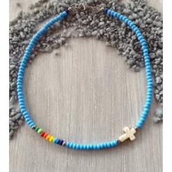 Bunte Kinderkette' mit einem Howlithkreuz und Rocailles in Regenbogenfarben