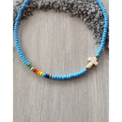 Bunte Kinderkette' mit einem Howlithkreuz und Rocailles in Regenbogenfarben