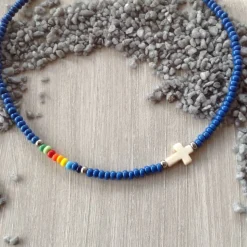 Bunte Kinderkette' mit einem Howlithkreuz und Rocailles in Regenbogenfarben