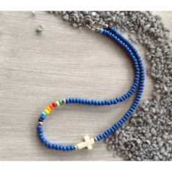 Bunte Kinderkette' mit einem Howlithkreuz und Rocailles in Regenbogenfarben