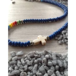 Bunte Kinderkette' mit einem Howlithkreuz und Rocailles in Regenbogenfarben