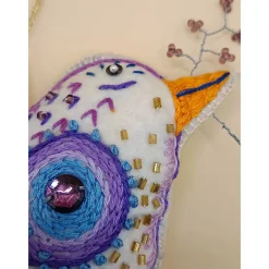 Bunter Vogel-Anhänger aus Filz, Vogel bestickt und mit Perlen verziert, Vogel Dekoration, Folklore Vogel aus Stoff