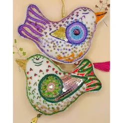 Bunter Vogel-Anhänger aus Filz, Vogel bestickt und mit Perlen verziert, Vogel Dekoration, Folklore Vogel aus Stoff