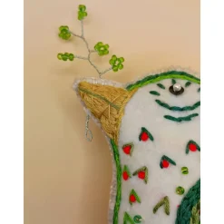 Bunter Vogel-Anhänger aus Filz, Vogel bestickt und mit Perlen verziert, Vogel Dekoration, Folklore Vogel aus Stoff