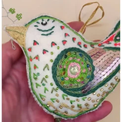 Bunter Vogel-Anhänger aus Filz, Vogel bestickt und mit Perlen verziert, Vogel Dekoration, Folklore Vogel aus Stoff