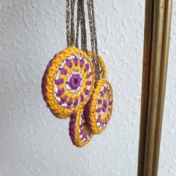 Bunter Weihnachtsbaumschmuck, Häkelrosetten an den Baum, bunte Weihnachten