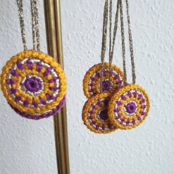 Bunter Weihnachtsbaumschmuck, Häkelrosetten an den Baum, bunte Weihnachten