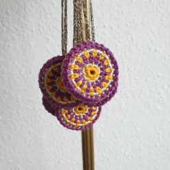 Bunter Weihnachtsbaumschmuck, Häkelrosetten an den Baum, bunte Weihnachten