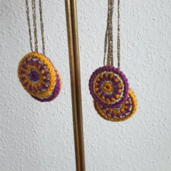 Bunter Weihnachtsbaumschmuck, Häkelrosetten an den Baum, bunte Weihnachten