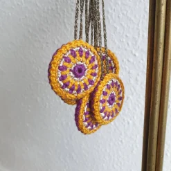 Bunter Weihnachtsbaumschmuck, Häkelrosetten an den Baum, bunte Weihnachten