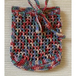 Buntes Häkelnetz für kleine Schätze oder als umweltfreundliche Verpackung für ein Geschenk