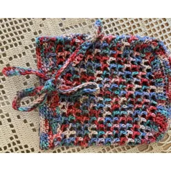 Buntes Häkelnetz für kleine Schätze oder als umweltfreundliche Verpackung für ein Geschenk