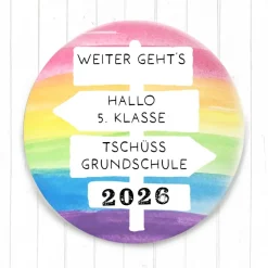 Button „Tschüss Grundschule 2026 – Hallo 5. Klasse“ | Regenbogen-Design | 38mm & 59mm | Geschenk Schulwechsel & Abschied