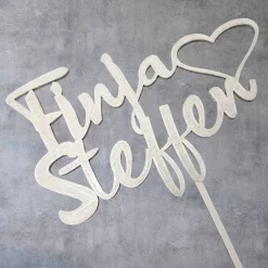 Cake Topper zur Hochzeit – personalisierter Tortenstecker mit Namen und Herz als Hochzeitstortendeko