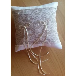 Champagnerfarbenes Ringkissen mit Rupfen, Spitzenborte und Wachsperlen – edles Hochzeitsaccessoire