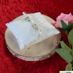 Champagnerfarbenes Taft-Ringkissen mit Klöppelspitze und Satinbändern - Romantisches Highlight für Ihre Hochzeit