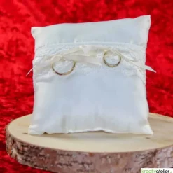 Champagnerfarbenes Taft-Ringkissen mit Klöppelspitze und Satinbändern - Romantisches Highlight für Ihre Hochzeit