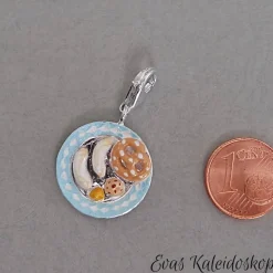 Charm Anhänger: Teller mit bayrischer Brotzeit