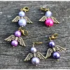 Charm Engel mit zwei Perlen pink, lila durchsichtig, graulila bronze