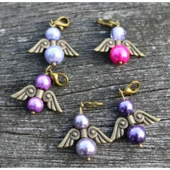 Charm Engel mit zwei Perlen pink, lila durchsichtig, graulila bronze