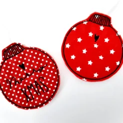Christbaumkugeln aus Stoff im 4er Set, Geschenkanhänger bestickt