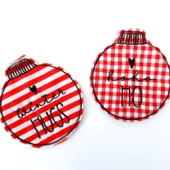 Christbaumkugeln aus Stoff im 4er Set, Geschenkanhänger bestickt
