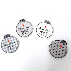 Christbaumkugeln aus Stoff im 4er Set, Geschenkanhänger bestickt
