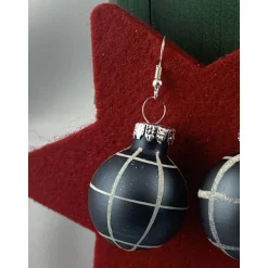 3cm grau-blau matte Weihnachtskugel-Ohrringe, kariert * Weihnachtsohrringe * Christbaumkugelohrringe