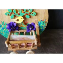 Collage Geldgeschenk zum Muttertag  BAUM & LEITERWAGERL, abstrakt gestaltet auf einem Bambus-Brettchen Wandbild