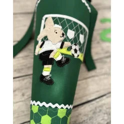 coole Schultüte / Zuckertüte in Grün mit Fußballspieler Hase & Tor