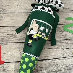 coole Schultüte / Zuckertüte in Grün mit Fußballspieler Hase & Tor