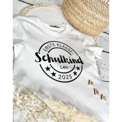 Cooles T-Shirt Schulkind 2025 mit Name des Kindes, personalisiert, Erstklässler, Geschenk zur Einschulung