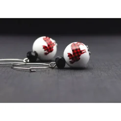 Creolen Ohrringe mit Holzperlen, Rentier im Karo Muster