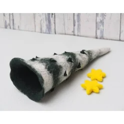 Deko Filz Tannenbaum in Grün/ Weiß aus dem Naturmaterial Wolle in Handarbeit gefilzt