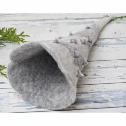 Deko Filz Tannenbaum in Grau/Weiß aus dem Naturmaterial Wolle in Handarbeit gefilzt Produkt #472110