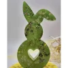 Deko Hase mit echten Blüten grün