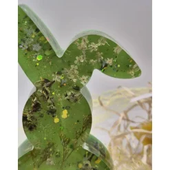 Deko Hase mit echten Blüten grün