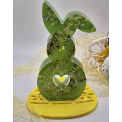 Deko Hase mit echten Blüten grün
