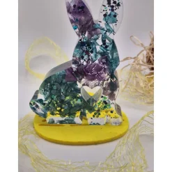 Deko Hase mit echten Blumen Lila-Blau