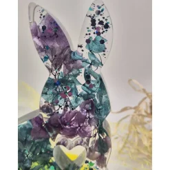 Deko Hase mit echten Blumen Lila-Blau