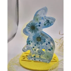 Deko Hase mit echten Blumen Blautöne