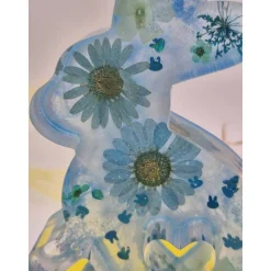 Deko Hase mit echten Blumen Blautöne