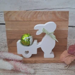 Deko Hase mit Schubkarre für Schokoladeneier ~ Osterhase mit Anhänger für Schokokugeln ~ Ostern
