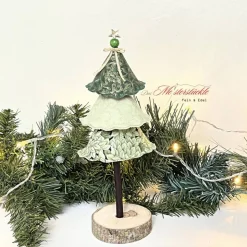 Deko Tannenbaum salbeigrün – Handgemachte Weihnachtsdeko in 3 Größen (22-27 cm) aus Baumwolle & Holz