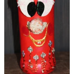 Dekofigur GLITZERWICHTEL Weihnachtswichtel witzige Upcyclingfigur aus Glasflasche m. handgestricktem Mützchen