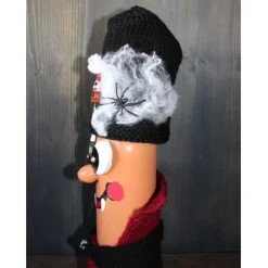 Dekofigur GRAF PIPISTRELLO Vampir Halloweenwichtel Upcyclingfigur aus einer Weinflasche mit handgestrickten Accesoires