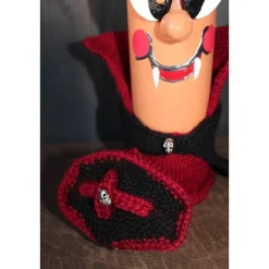 Dekofigur GRAF PIPISTRELLO Vampir Halloweenwichtel Upcyclingfigur aus einer Weinflasche mit handgestrickten Accesoires