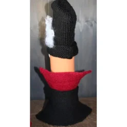 Dekofigur GRAF PIPISTRELLO Vampir Halloweenwichtel Upcyclingfigur aus einer Weinflasche mit handgestrickten Accesoires